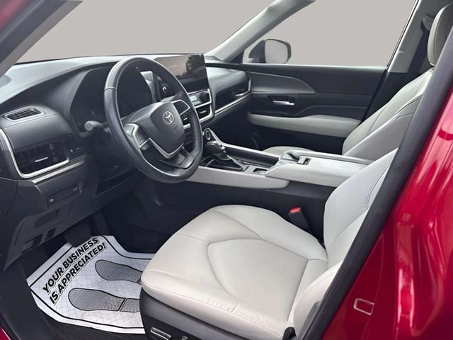 Pre-Owned 2024 Toyota Grand Highlander XLE - photo - 14