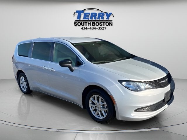 Pre-Owned 2024 Chrysler Voyager LX - photo - 1