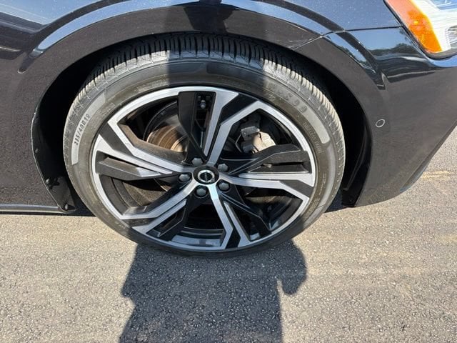 Pre-Owned 2024 Volvo S60 B5 Plus Dark Theme - photo - 25