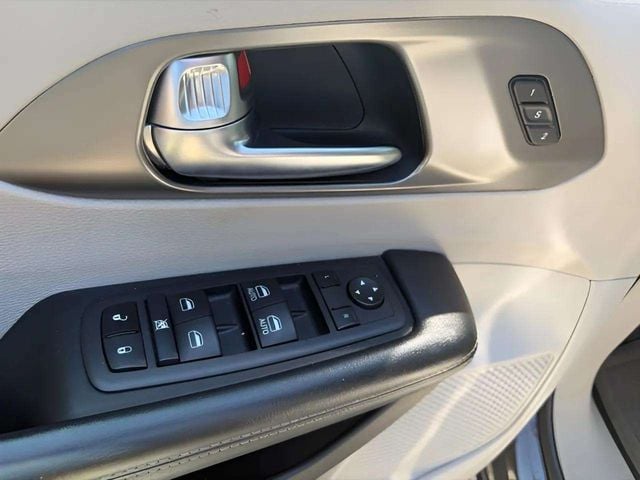 Pre-Owned 2022 Chrysler Pacifica Touring L - photo - 6