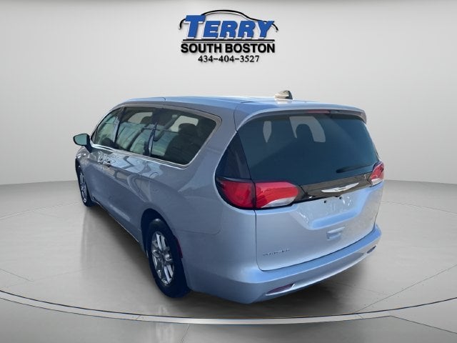 Pre-Owned 2024 Chrysler Voyager LX - photo - 4