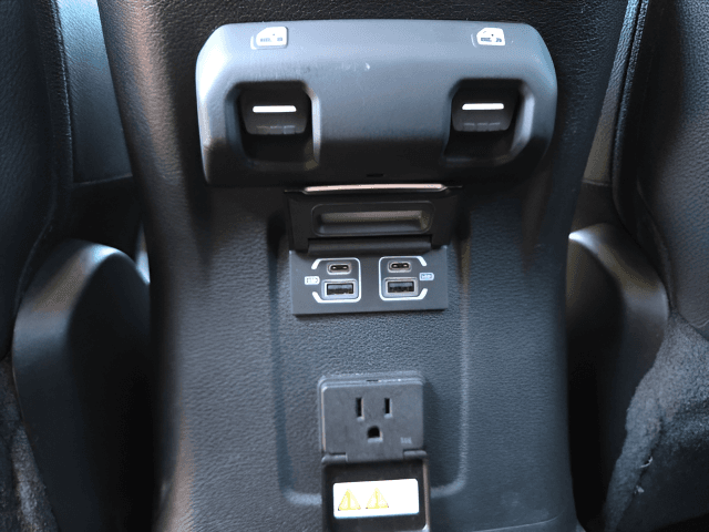 Pre-Owned 2022 Jeep Wrangler Unlimited Sahara - photo - 11