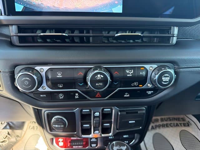 Pre-Owned 2025 Jeep Wrangler Rubicon - photo - 22