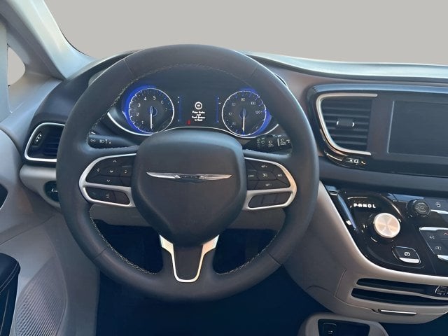 Pre-Owned 2024 Chrysler Voyager LX - photo - 9