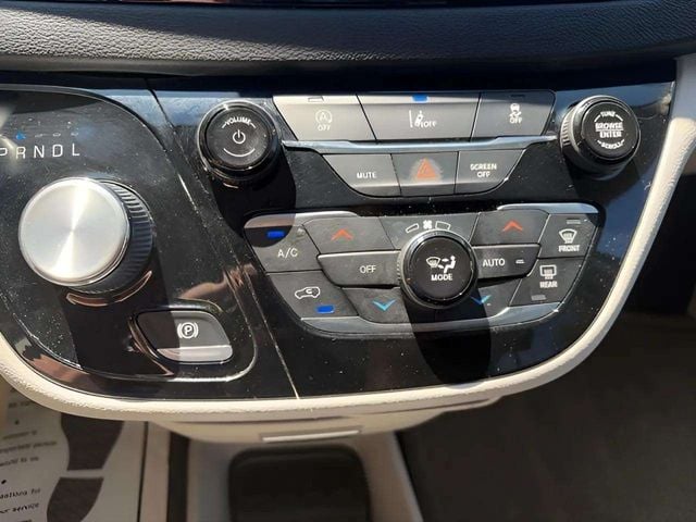 Pre-Owned 2022 Chrysler Pacifica Touring L - photo - 10