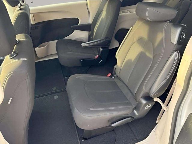 Pre-Owned 2022 Chrysler Voyager LX - photo - 8