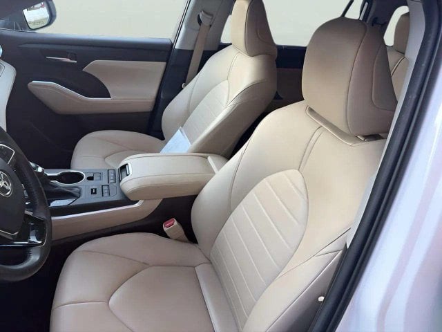 Pre-Owned 2021 Toyota Highlander XLE - photo - 8