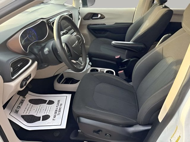 Pre-Owned 2022 Chrysler Voyager LX - photo - 7