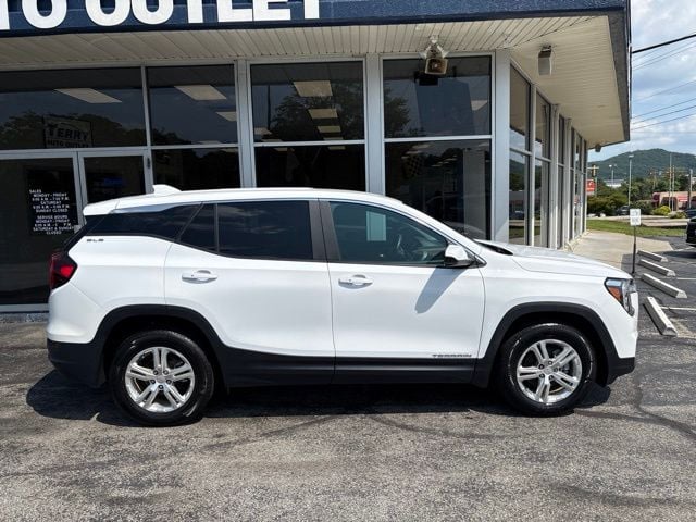 Pre-Owned 2024 GMC Terrain SLE - photo - 0