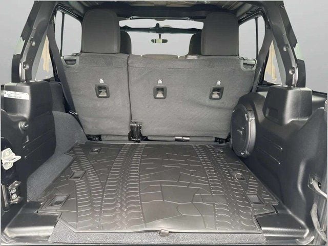 Pre-Owned 2022 Jeep Wrangler Unlimited Sahara - photo - 16