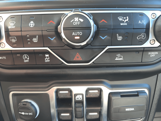 Pre-Owned 2022 Jeep Wrangler Unlimited Sahara - photo - 15