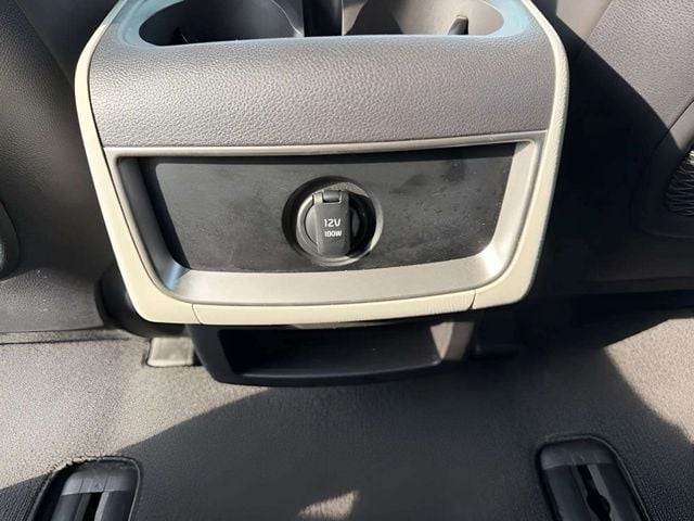 Pre-Owned 2024 Kia Carnival LX - photo - 14