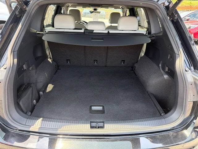 Pre-Owned 2024 Volkswagen Tiguan 2.0T SE R-Line Black - photo - 24
