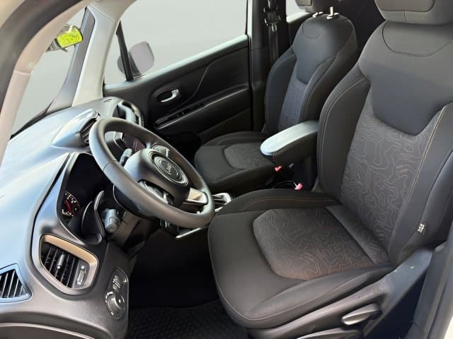 Pre-Owned 2023 Jeep Renegade Latitude - photo - 9