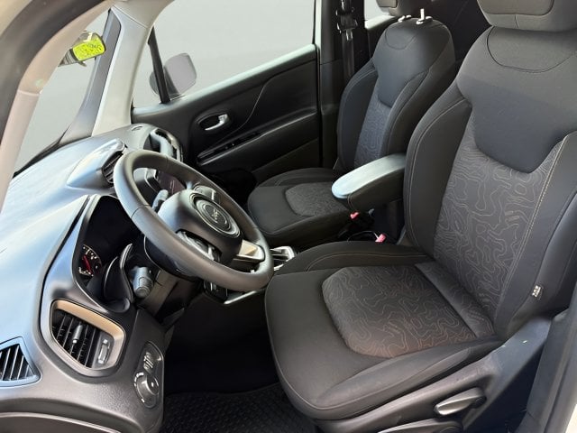 Pre-Owned 2023 Jeep Renegade Latitude - photo - 9