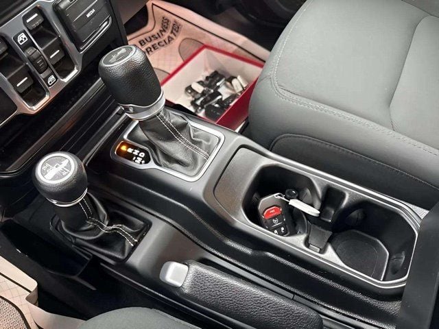 Pre-Owned 2022 Jeep Wrangler Unlimited Sahara - photo - 12