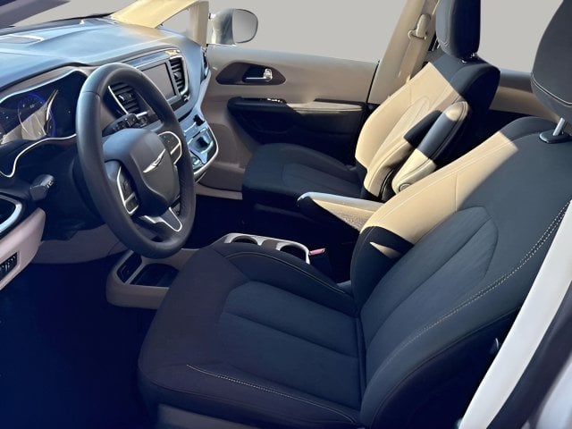 Pre-Owned 2024 Chrysler Voyager LX - photo - 10
