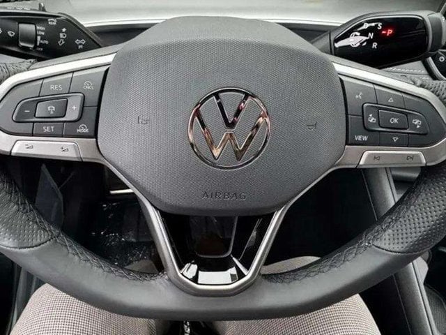 Pre-Owned 2026 Volkswagen Tiguan SE R-Line Black - photo - 10