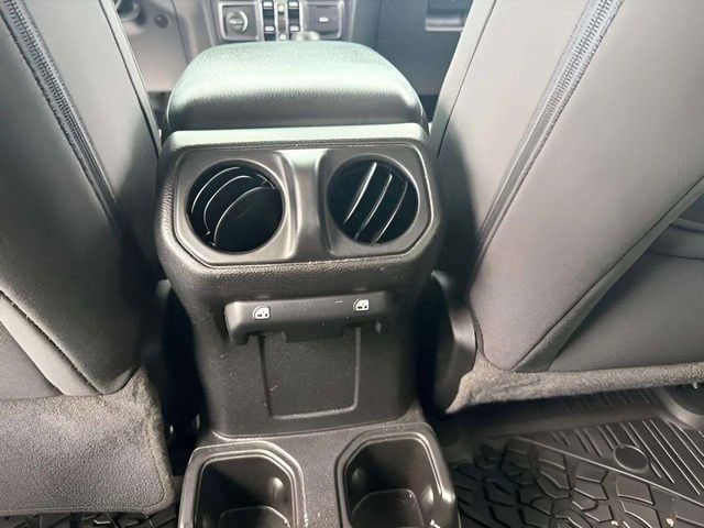 Pre-Owned 2023 Jeep Gladiator Sport S - photo - 24
