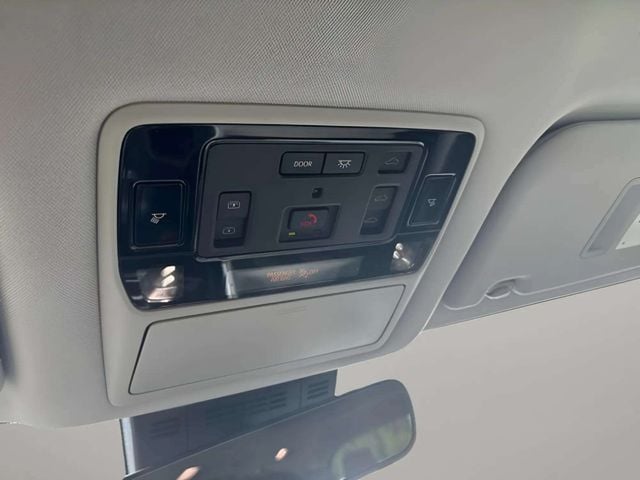 Pre-Owned 2024 Toyota Grand Highlander XLE - photo - 12