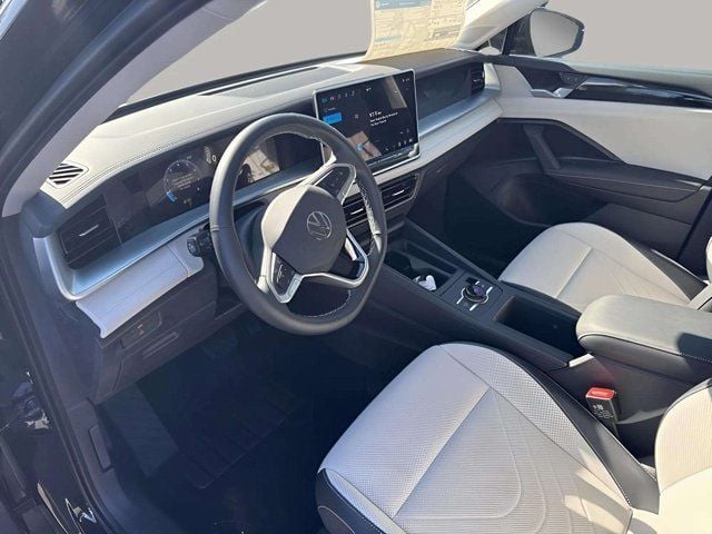 Pre-Owned 2025 Volkswagen Tiguan 2.0T SE - photo - 3