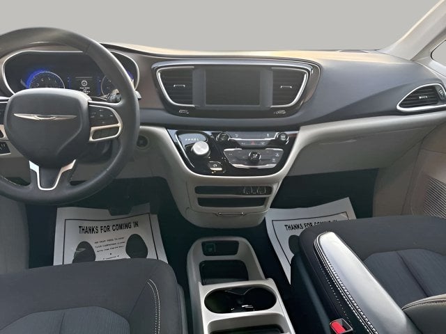 Pre-Owned 2022 Chrysler Voyager LX - photo - 11