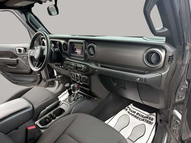 Pre-Owned 2023 Jeep Gladiator Sport S - photo - 19