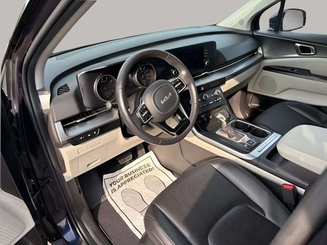 Pre-Owned 2024 Kia Carnival LX - photo - 9