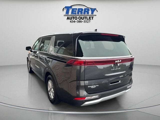 Pre-Owned 2024 Kia Carnival LX - photo - 4
