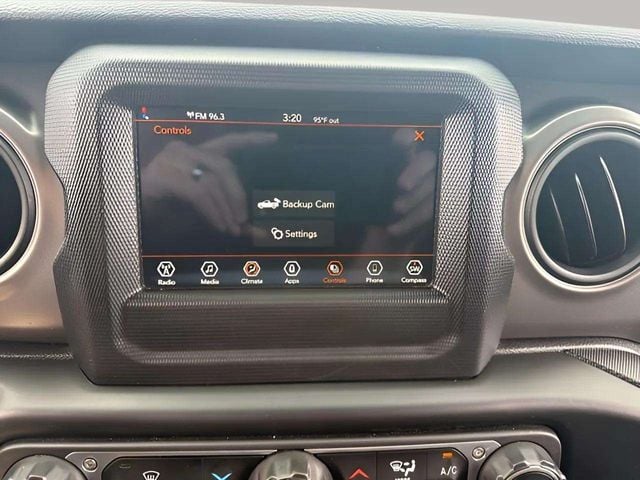 Pre-Owned 2023 Jeep Gladiator Sport S - photo - 11