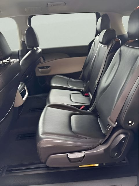 Pre-Owned 2024 Kia Carnival LX - photo - 8