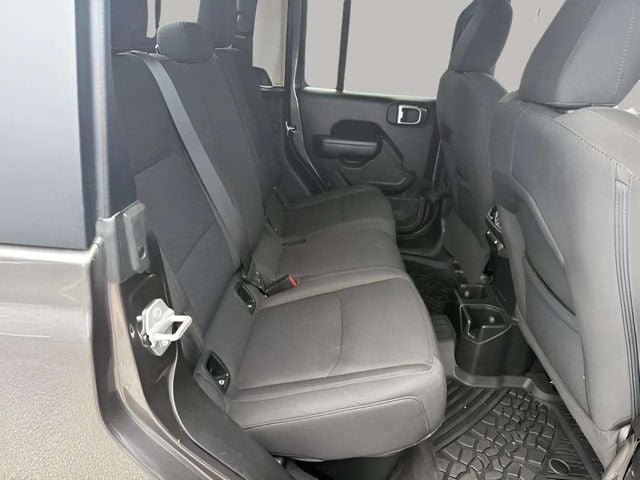 Pre-Owned 2023 Jeep Gladiator Sport S - photo - 17
