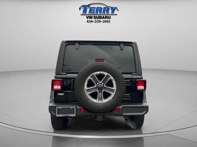 Pre-Owned 2022 Jeep Wrangler Unlimited Sahara - photo - 3