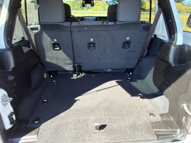 Pre-Owned 2025 Jeep Wrangler Rubicon - photo - 28