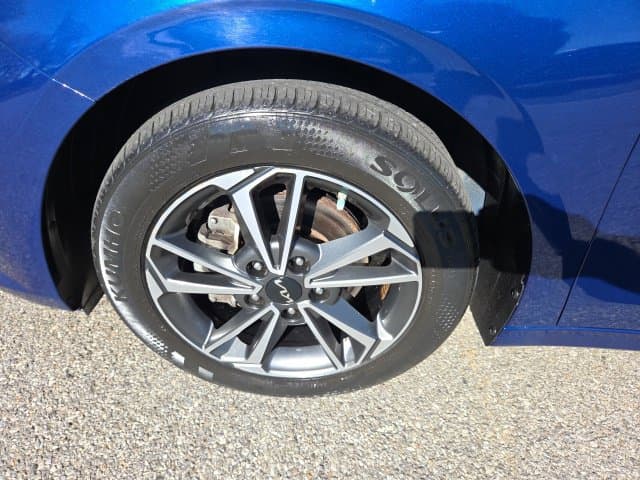 Pre-Owned 2022 Kia Forte LXS - photo - 17