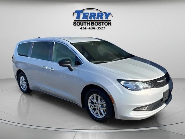 Pre-Owned 2024 Chrysler Voyager LX - photo - 1