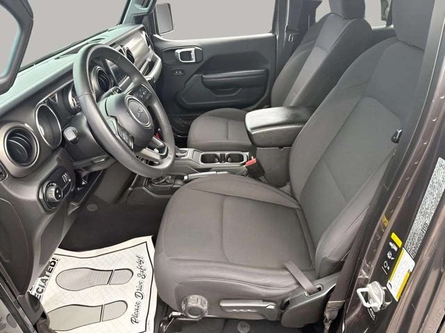 Pre-Owned 2023 Jeep Gladiator Sport S - photo - 21
