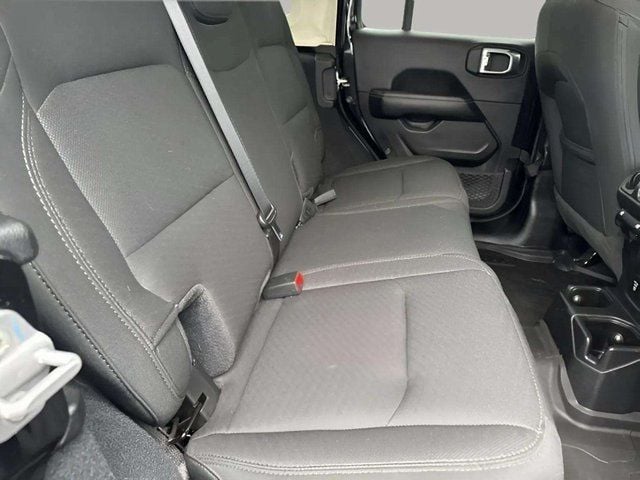 Pre-Owned 2022 Jeep Wrangler Unlimited Sahara - photo - 13