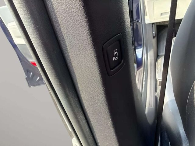Pre-Owned 2024 Kia Carnival LX - photo - 17