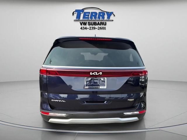 Pre-Owned 2024 Kia Carnival LX - photo - 2