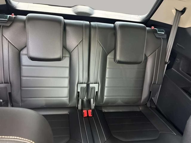 Pre-Owned 2023 Volkswagen Atlas 3.6L V6 SEL Premium R-Line - photo - 8
