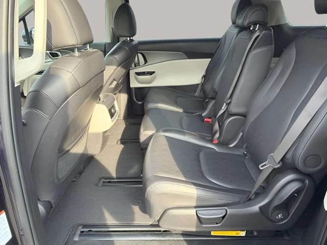 Pre-Owned 2024 Kia Carnival LX - photo - 10