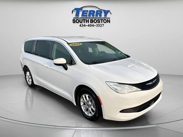 Pre-Owned 2022 Chrysler Voyager LX - photo - 1