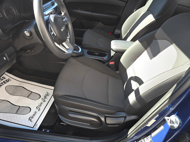Pre-Owned 2022 Kia Forte LXS - photo - 8