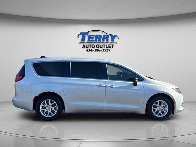 Pre-Owned 2024 Chrysler Voyager LX - photo - 0