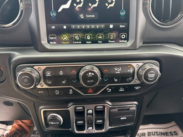 Pre-Owned 2022 Jeep Gladiator Overland - photo - 18