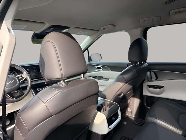 Pre-Owned 2024 Kia Carnival LX - photo - 25