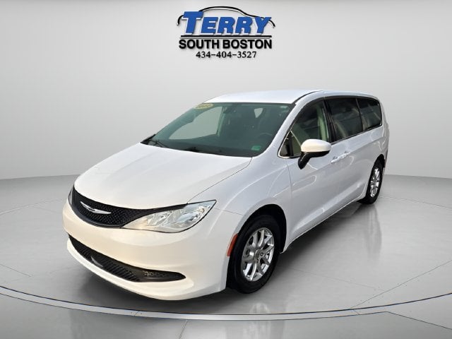 Pre-Owned 2022 Chrysler Voyager LX - photo - 3