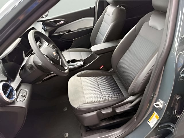 Pre-Owned 2025 Chevrolet Trax LT - photo - 11