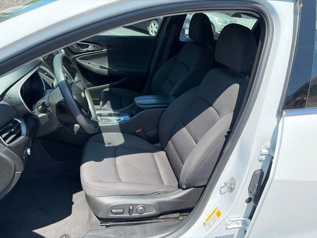 Pre-Owned 2023 Chevrolet Malibu LT - photo - 2